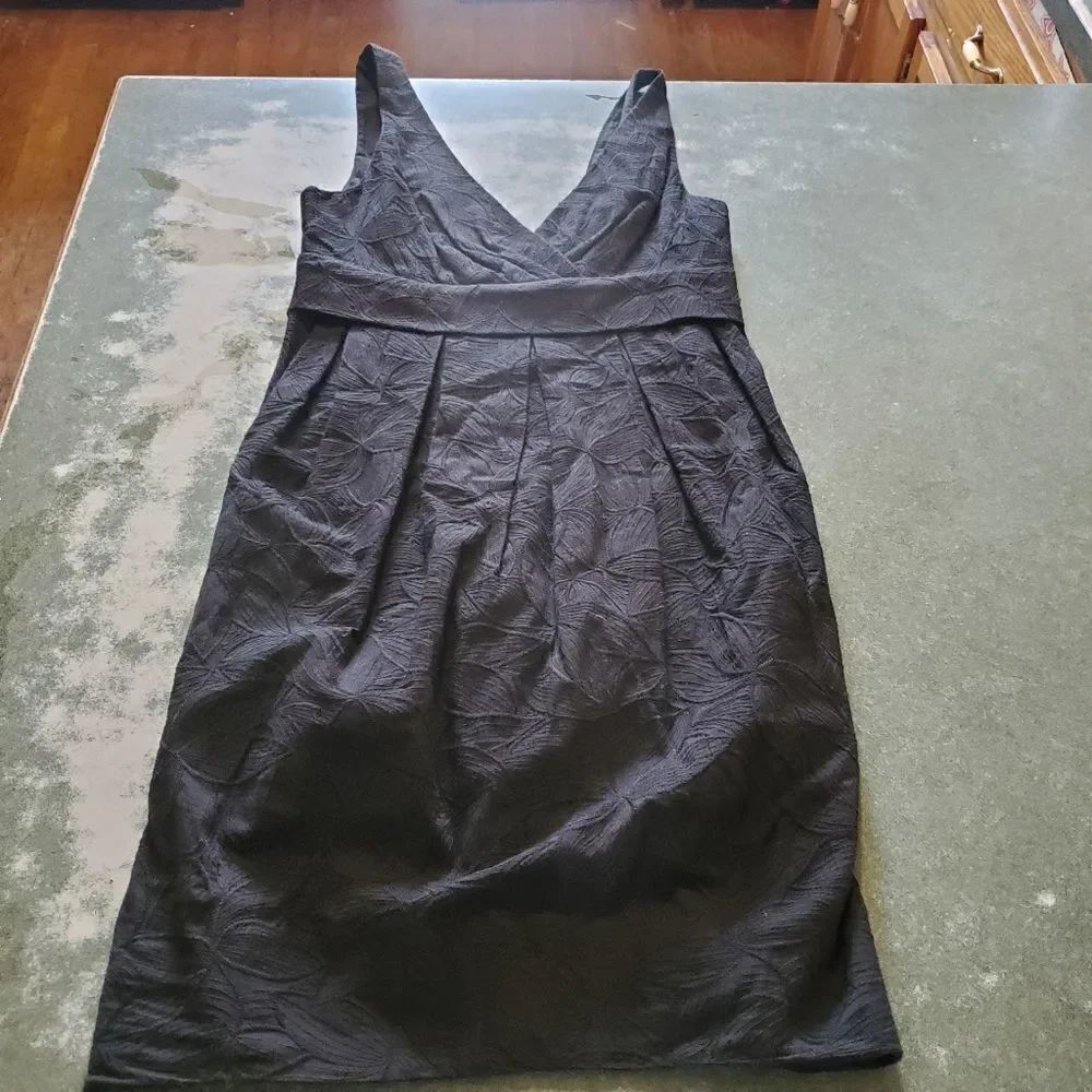Black Halo black embroidered floral sleeveless v neck sz Small